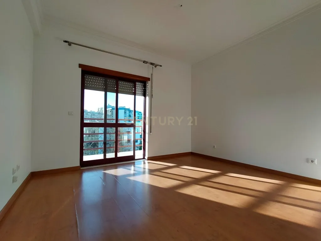 Apartamento T3 com Garagem - Image 11